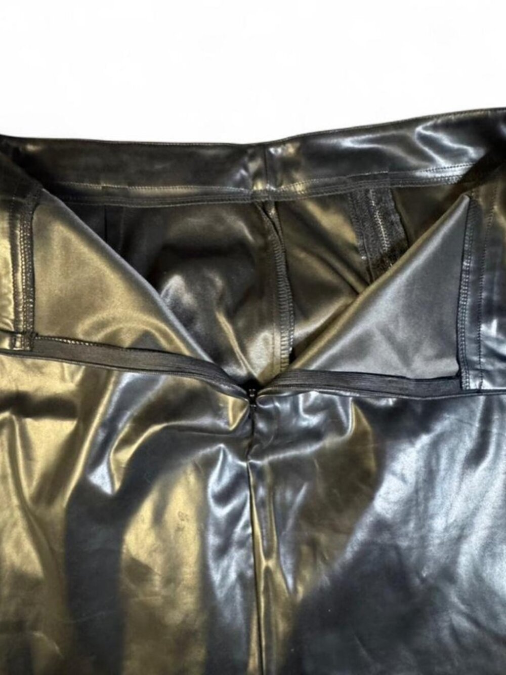 Black faux leather mini skirt with zipper and lace detail, size L - Picture 4 of 7